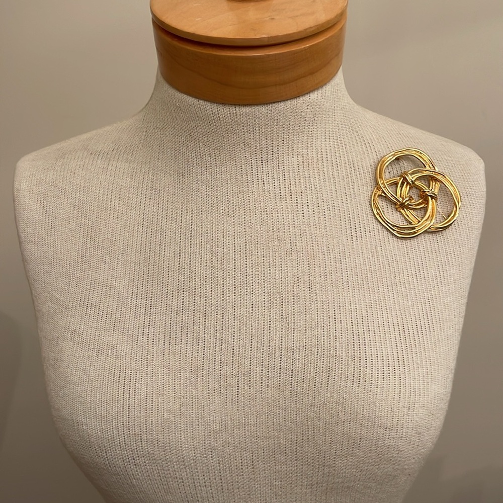 Vintage Interlocking Circle or Knot Gold-tone Metal Pin - Picture 8 of 16